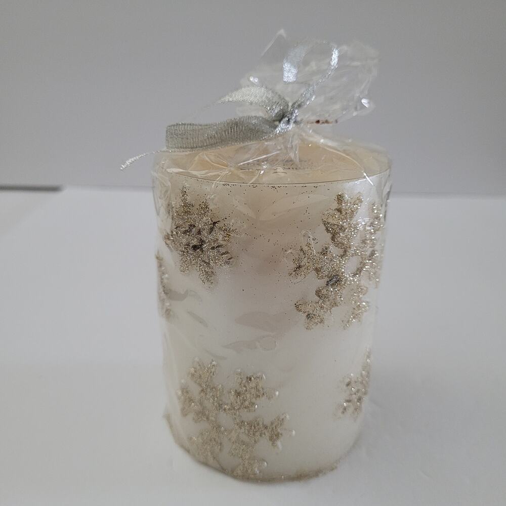 Charming White Snowflake Candle - 4x3 Inches